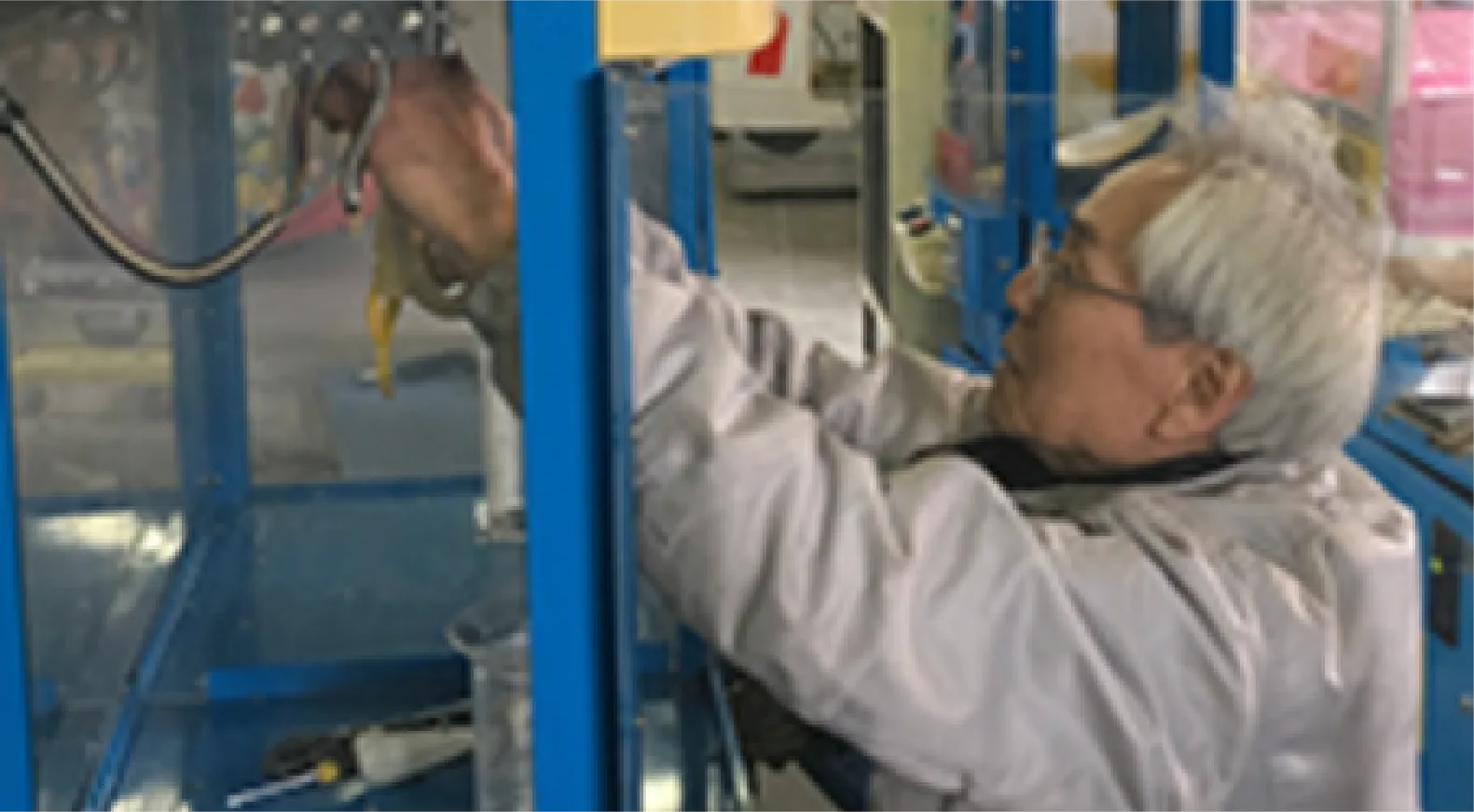 ゲーム機の修理作業の様子