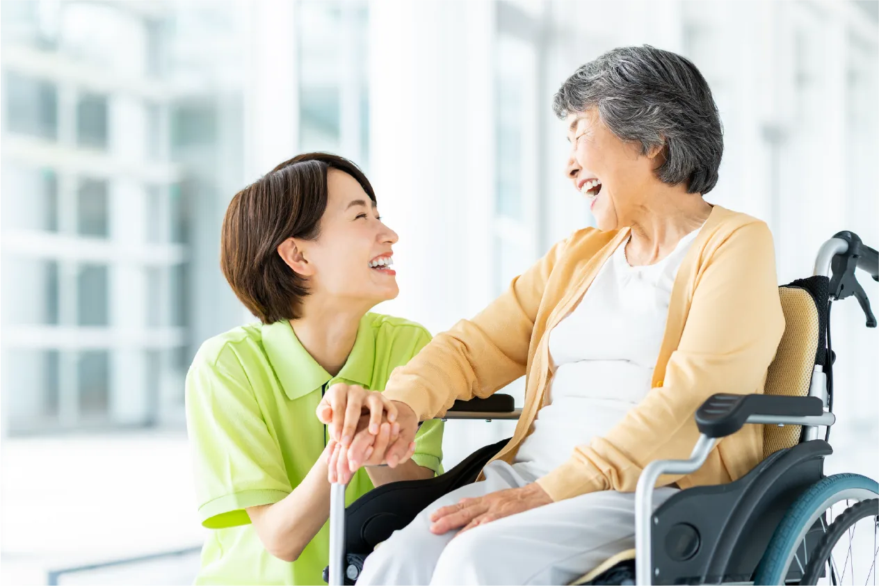 介護施設で笑顔で過ごす利用者の様子