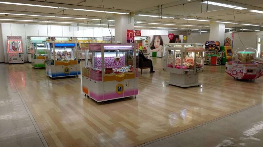 イズミヤさんの3Fなので、年齢問わずに遊べる、UFOキャッチャー7やカプリチオセサミ2を中心としたクレーン機を約20台設置しています。