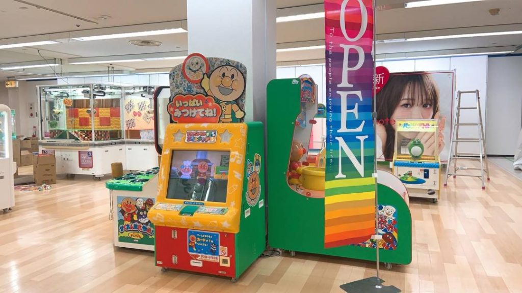 イズミヤさんの3Fなので、年齢問わずに遊べる、UFOキャッチャー7やカプリチオセサミ2を中心としたクレーン機を約20台設置しています。