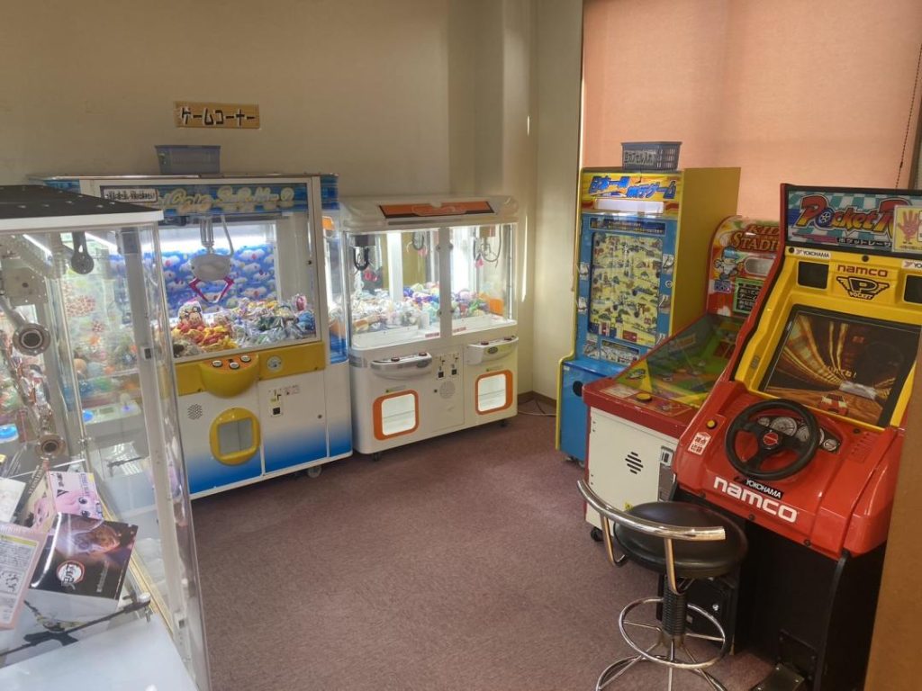 温浴施設様内の1階。レストラン、自動販売機もマッサージ器も、休憩スペースもある・・・