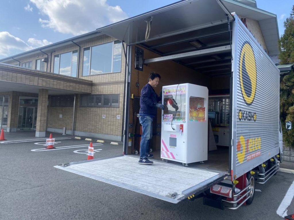 温浴施設様内の1階。レストラン、自動販売機もマッサージ器も、休憩スペースもある・・・