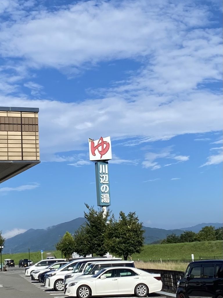 温浴施設様内の1階。レストラン、自動販売機もマッサージ器も、休憩スペースもある・・・