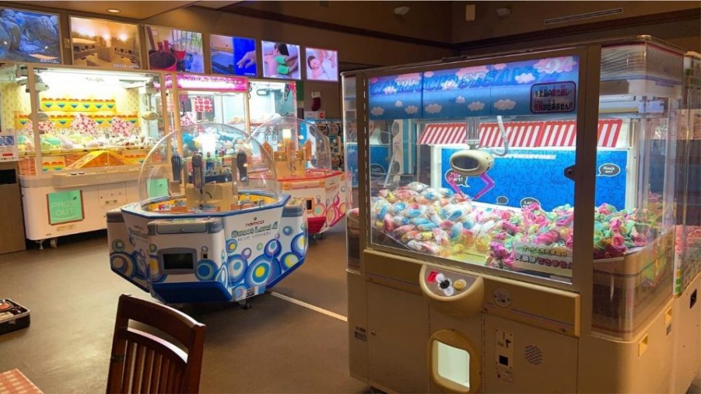 温浴施設のフードコートとして利用されていた場所でしたが、新型コロナの影響もあり、椅子を設置した休憩スペースになっていました。
