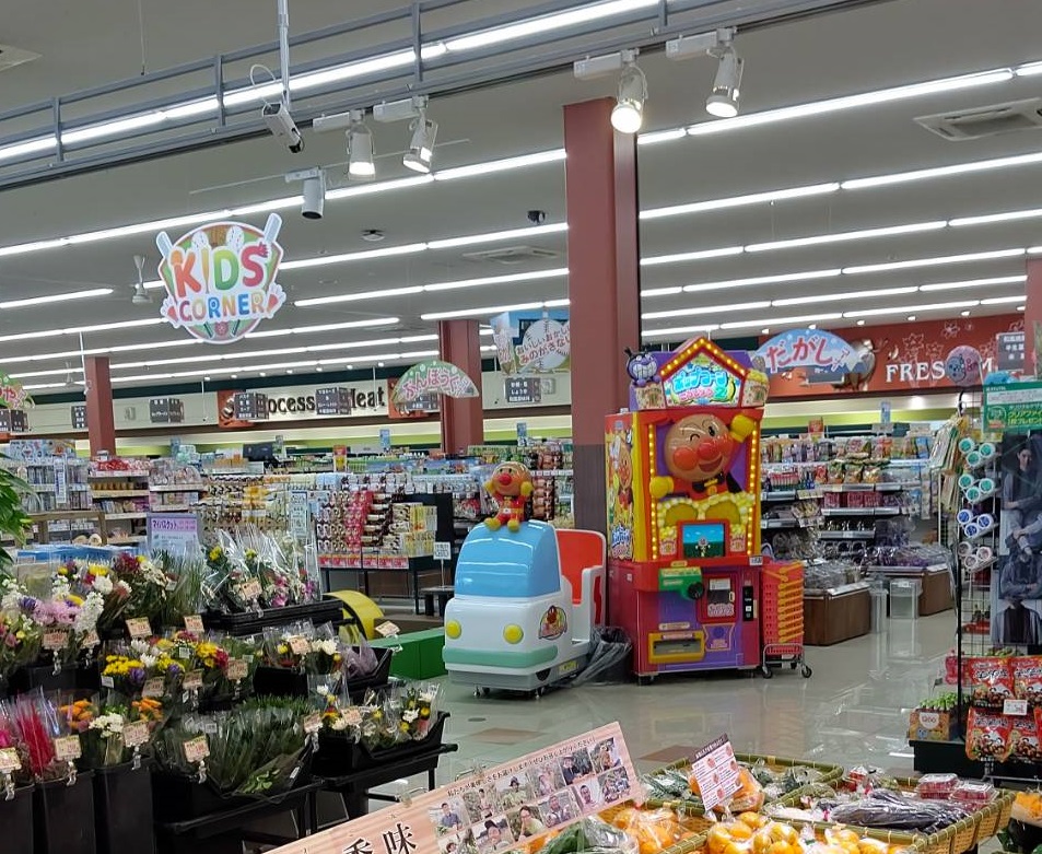 スーパーなど店舗の空いている小スペースに、お子様の大好きなアンパンマンなどの乗り物や、ポップコーン工場を設置。