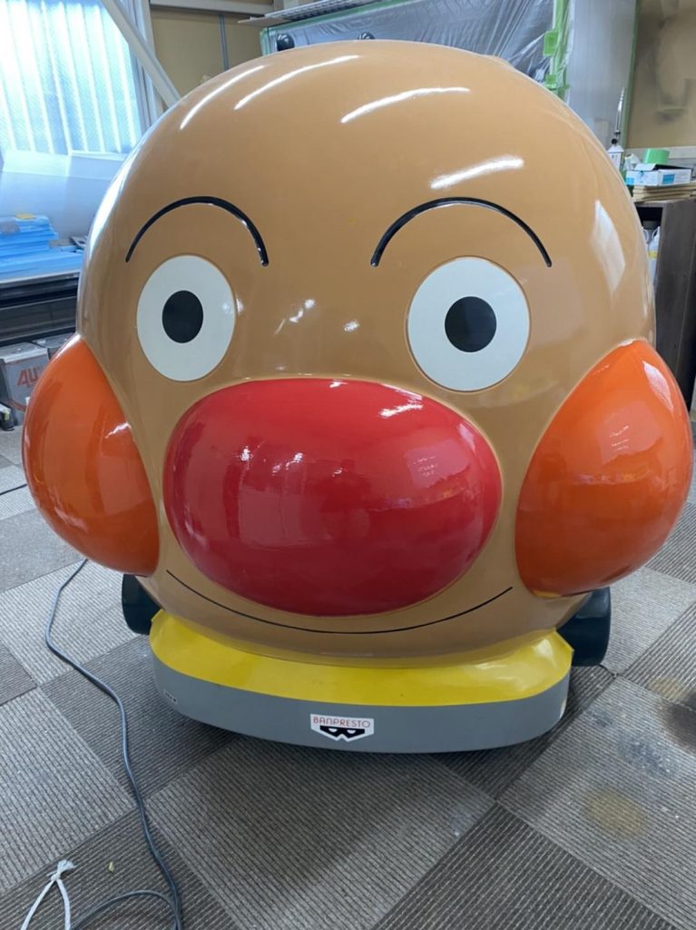 スーパーなど店舗の空いている小スペースに、お子様の大好きなアンパンマンなどの乗り物や、ポップコーン工場を設置。