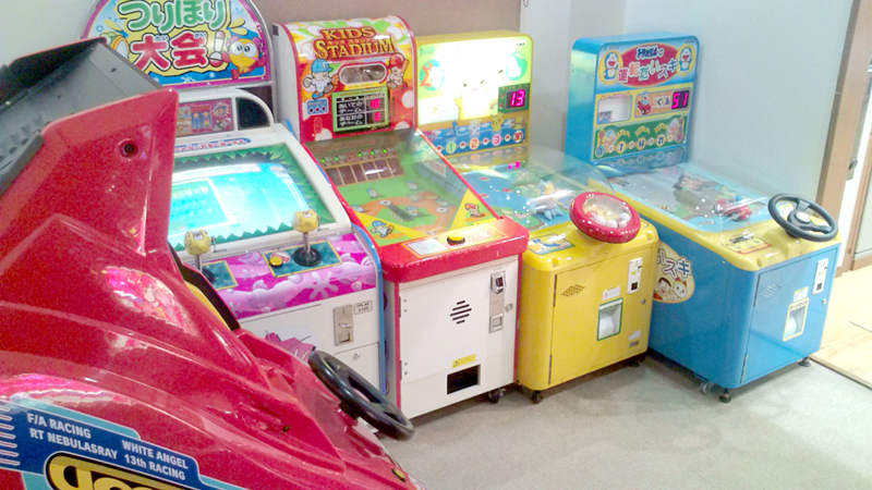 ファミリーでご来店のお客様の待ち時間の有効活用に。リラックスされたお客様は財布の紐も緩みがちです。